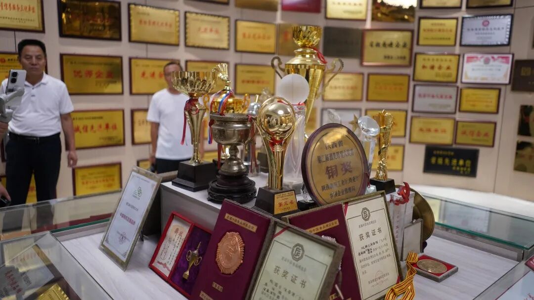 守本溯源&middot;潮向未来&nbsp;|&nbsp;本香酒业赴秦洋长生酒业考察，共拓潮饮黄酒新篇章