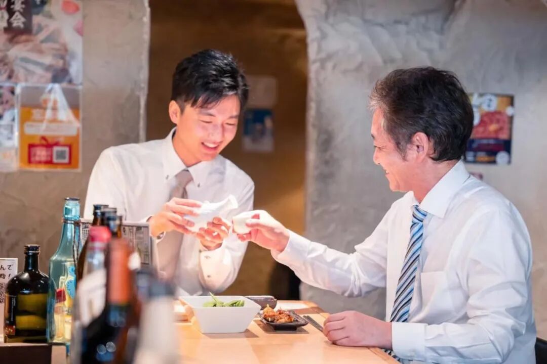 敬酒就要低声讨好？00后学会&ldquo;这几句&rdquo;体面赴局，不卑不亢也能吃得开！